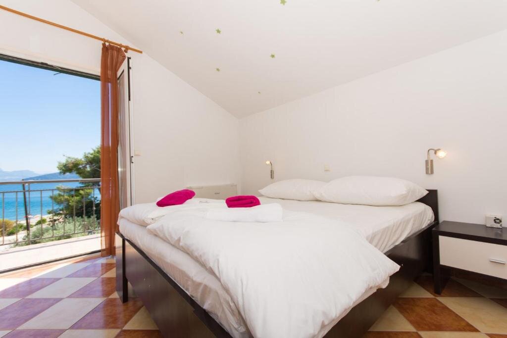 Bedroom with sea view at Guesthouse Vakans