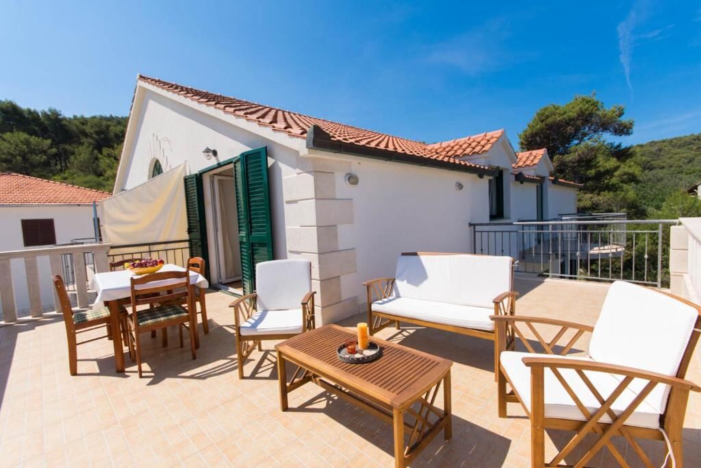 Sun terrace with garden furniture at Guesthouse Vakans